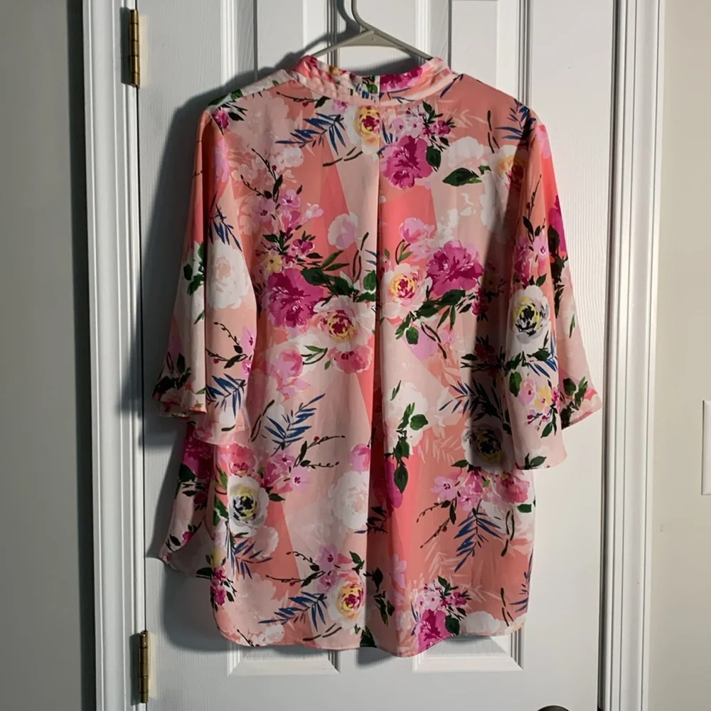 INVESTMENTS Short Flowy Sleeve V-Neck Blouse.  Size: Large